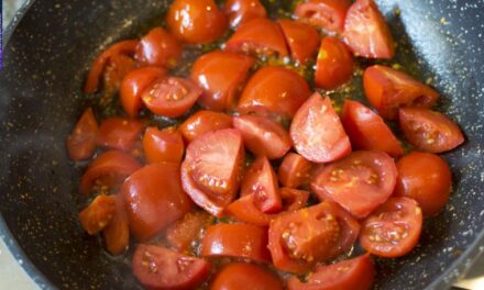Are Cooked Tomatoes Less Acidic? Surprising Facts! Best Guide 2022